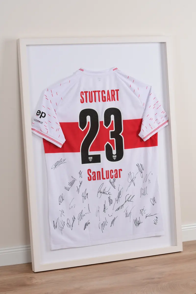 Découvre ton cadre photo blanc de MonCadrePréféré, parfait pour présenter fièrement ton maillot de football favori.