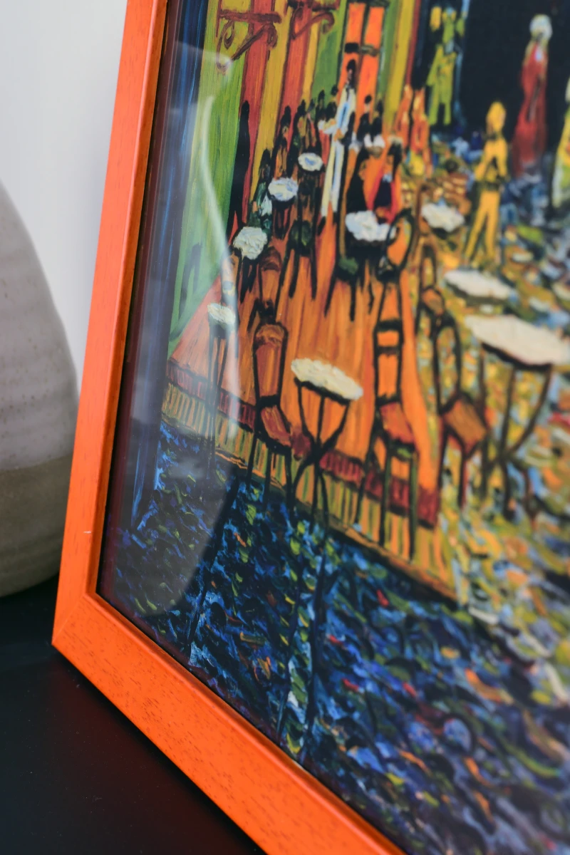 Découvre ton cadre photo Emma MonCadrePréféré en bois orange, idéal dans ton intérieur moderne. Un gros plan qui révèle sa qualité.