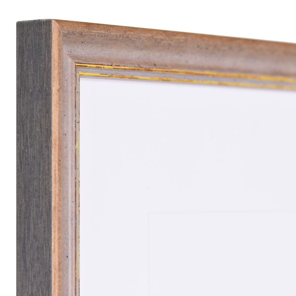 Vue de l'angle d'un cadre photo en bois marron vintage, surface légèrement rugueuse, bordure dorée. Parfait pour tes clichés.