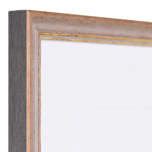 Vue de l'angle d'un cadre photo en bois marron vintage, surface légèrement rugueuse, bordure dorée. Parfait pour tes clichés.