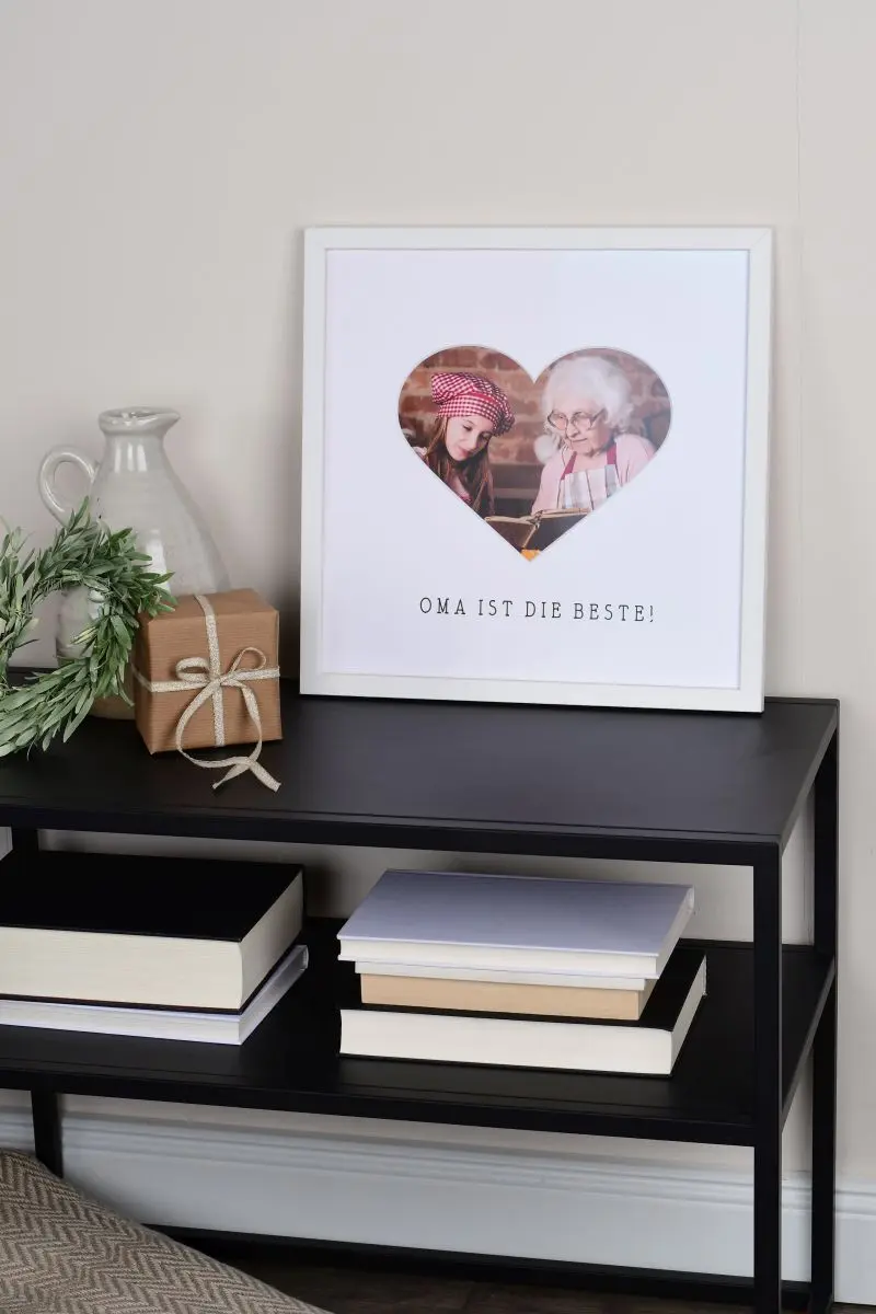Découvre ce cadre photo 30x30 cm blanc avec passe-partout cœur pour Mamie. Sublime ton intérieur avec MonCadrePréféré!