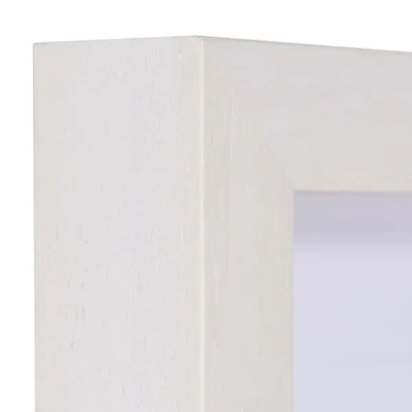 Observe l'angle de ce cadre photo en bois Linda, blanc, à finition pore ouvert, idéal pour tes toiles. Choisis MonCadrePréféré!