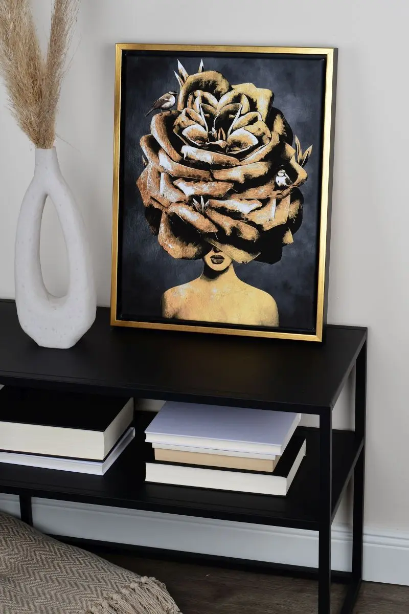 Le cadre à joint creux Joline noir-or s'intègre élégamment dans ton intérieur. Apporte style et modernité à tes murs avec MonCadrePréféré.