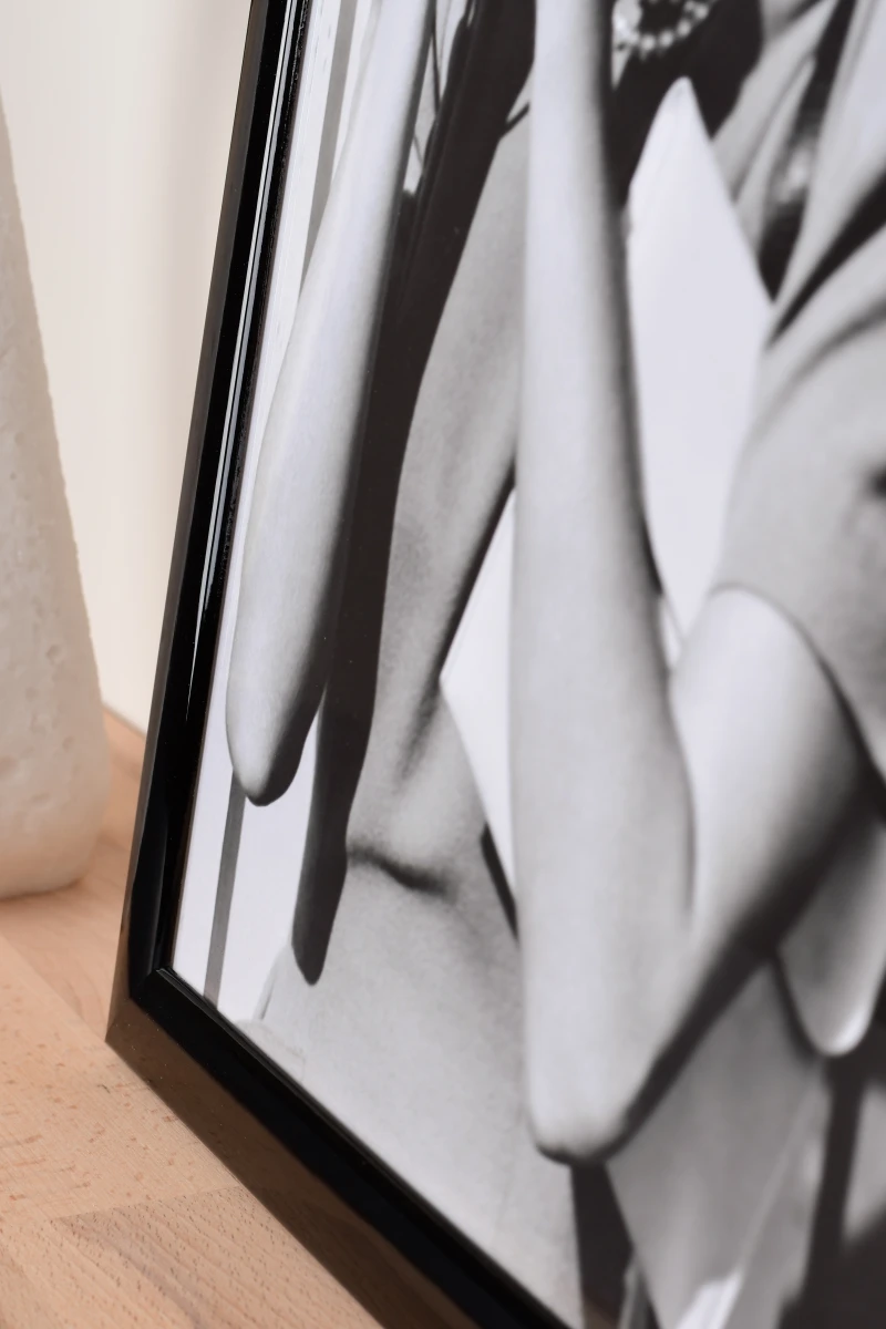 Gros plan sur ton cadre photo en bois Greta noir laqué MonCadrePréféré, parfait pour un intérieur moderne et élégant.