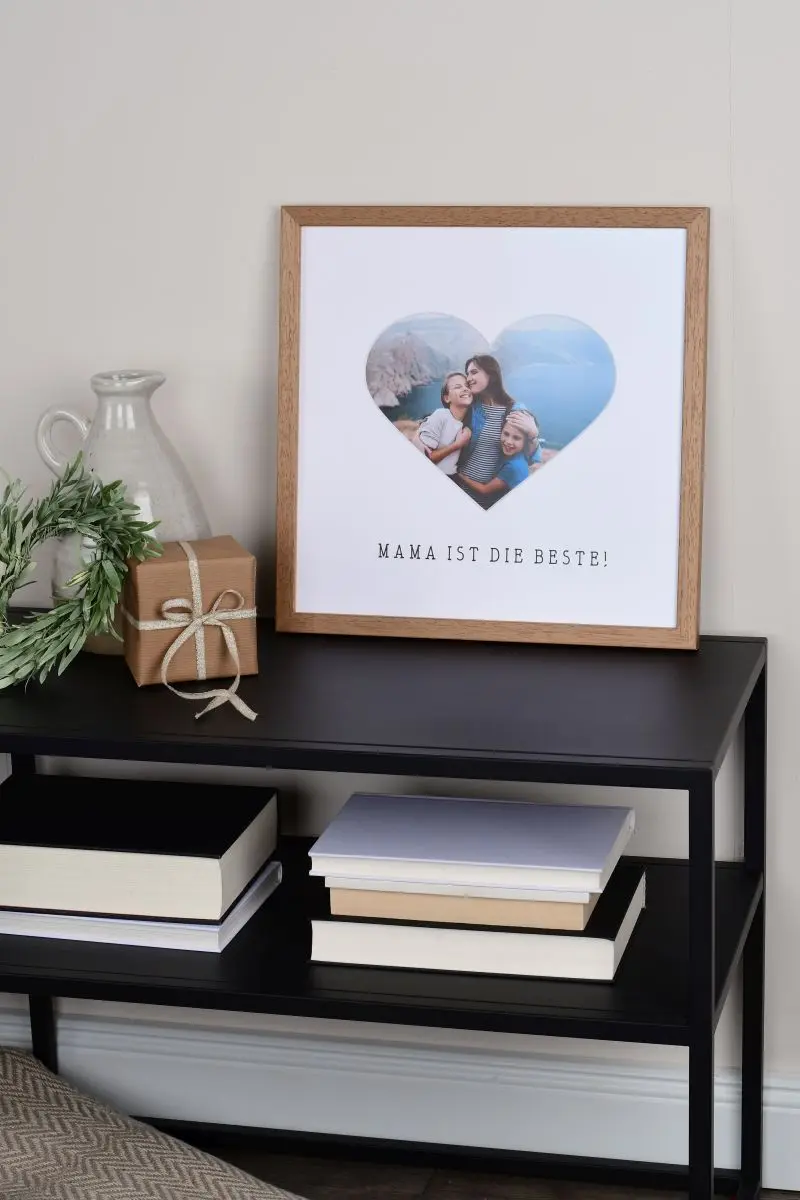 Découvre ce cadre photo 30x30 en chêne avec découpe cœur, parfait pour Maman. Sublime ton intérieur avec MonCadrePréféré.