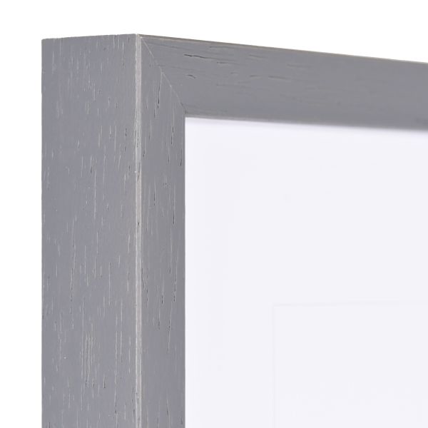 Découvre l'angle élégant de ton cadre photo moderne Nele en bois gris, fin et stylé. Une touche MonCadrePréféré.