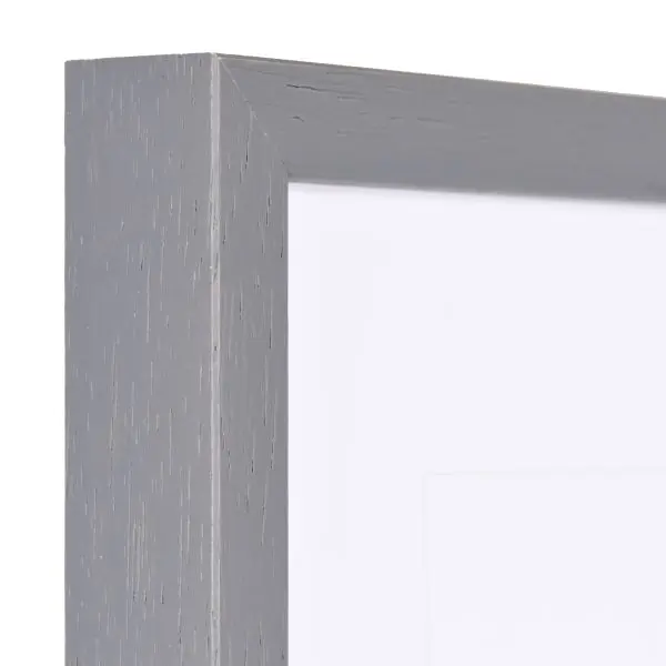 Découvre l'angle élégant de ton cadre photo moderne Nele en bois gris, fin et stylé. Une touche MonCadrePréféré.