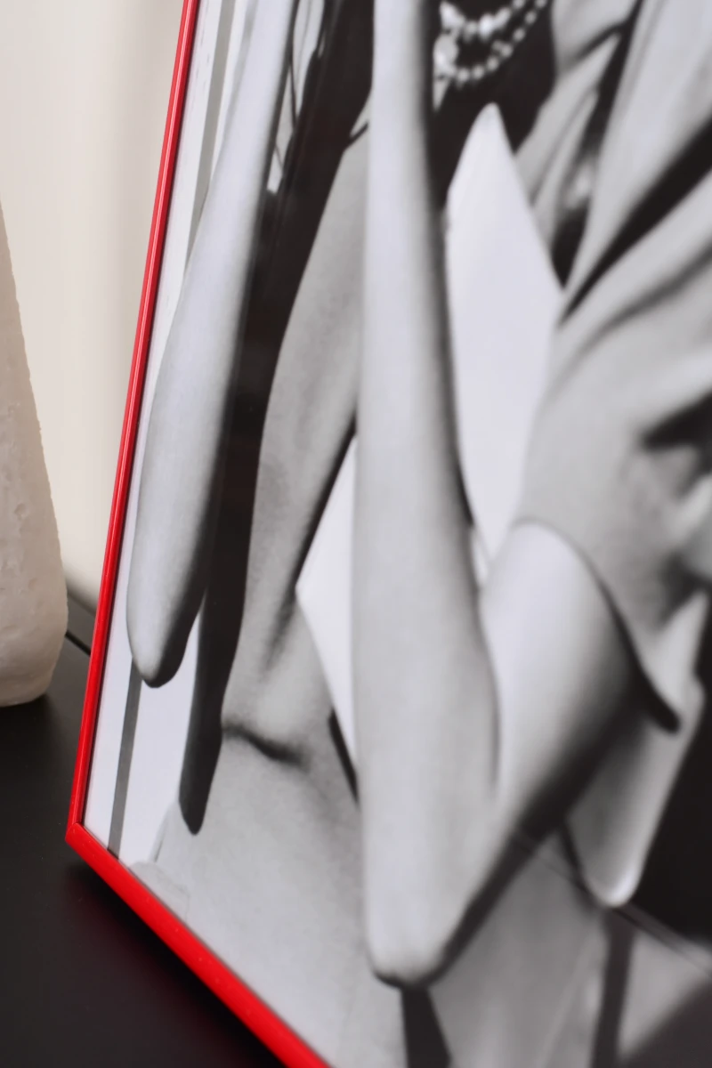 Admire le cadre photo aluminium Luca rouge de MonCadrePréféré, mis en scène dans un intérieur chaleureux. Idéal pour tes plus belles photos.