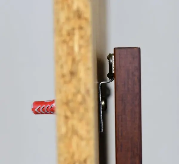 Vue rapprochée des pièces détachées en bois pour ton système antivol. Assure la protection de tes cadres précieux avec MonCadrePréféré.