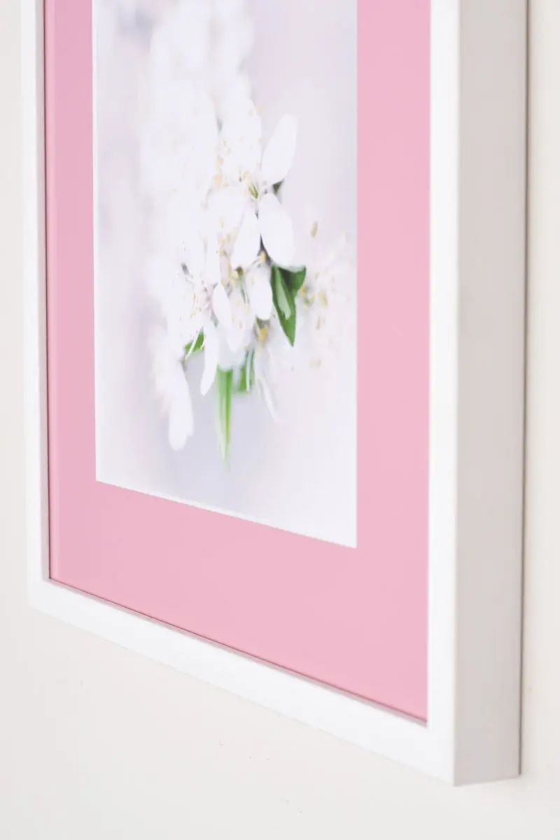 Ton cadre photo MonCadrePréféré avec un élégant passe-partout rose, magnifiquement intégré dans un intérieur cosy – Vue rapprochée.
