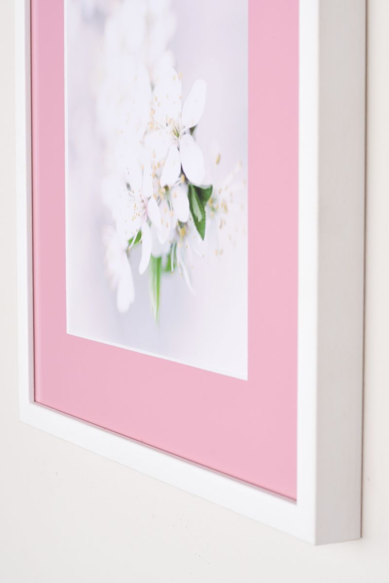 Ton cadre photo MonCadrePréféré avec un élégant passe-partout rose, magnifiquement intégré dans un intérieur cosy – Vue rapprochée.