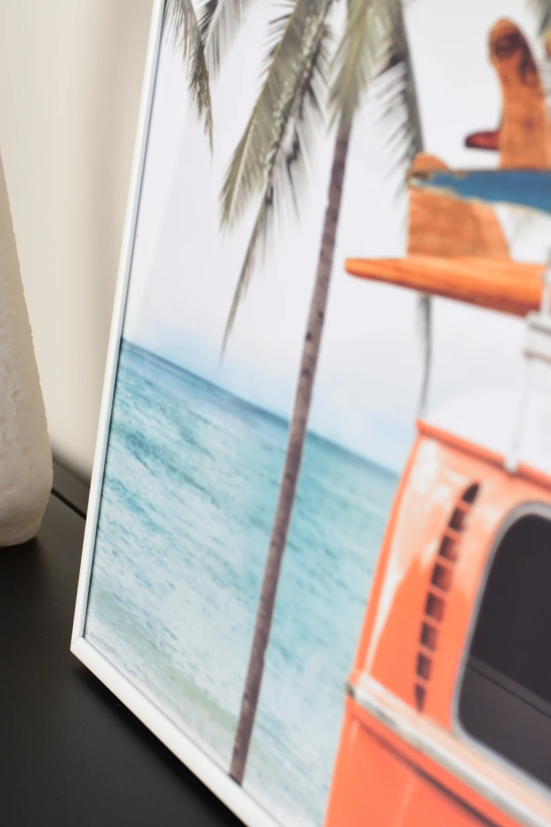 Cadre photo aluminium Luca, blanc, en gros plan. Mets en valeur tes photos dans ton intérieur moderne avec ce cadre de MonCadrePréféré.