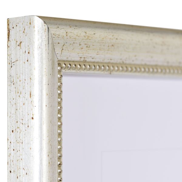 Découvre le coin de ton cadre en bois Pia argenté, finement sculpté, style baroque, avec des ornements floraux.