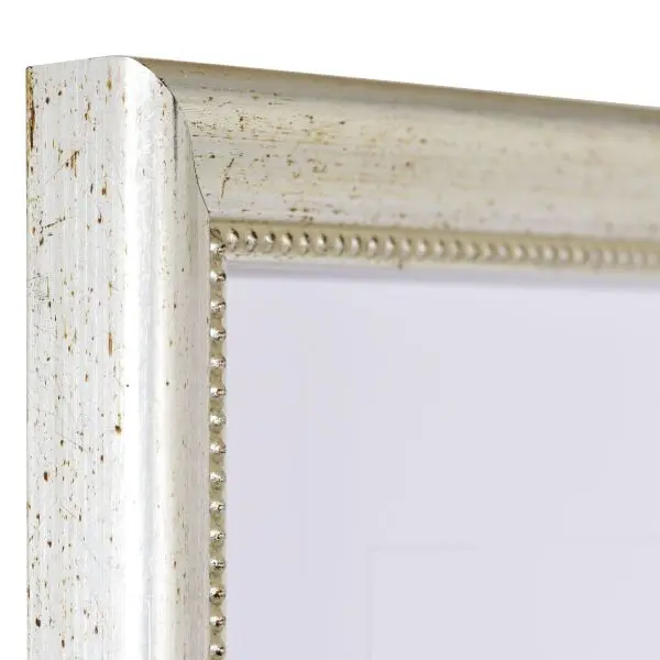 Découvre le coin de ton cadre en bois Pia argenté, finement sculpté, style baroque, avec des ornements floraux.