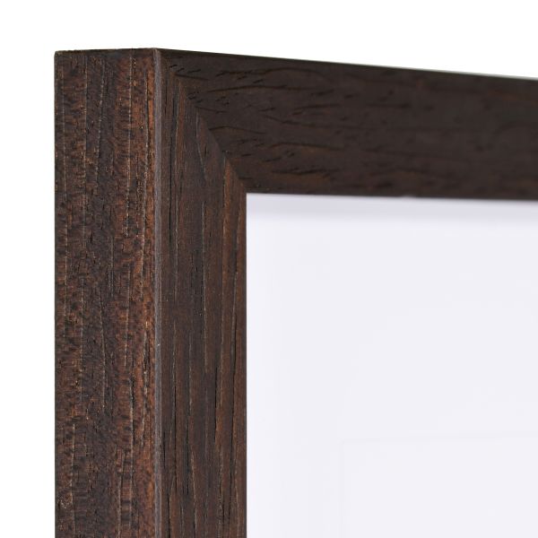 Coin de cadre photo Elva en bois, marron foncé. Tu y vois la texture bois et son relief, typiques de MonCadrePréféré.