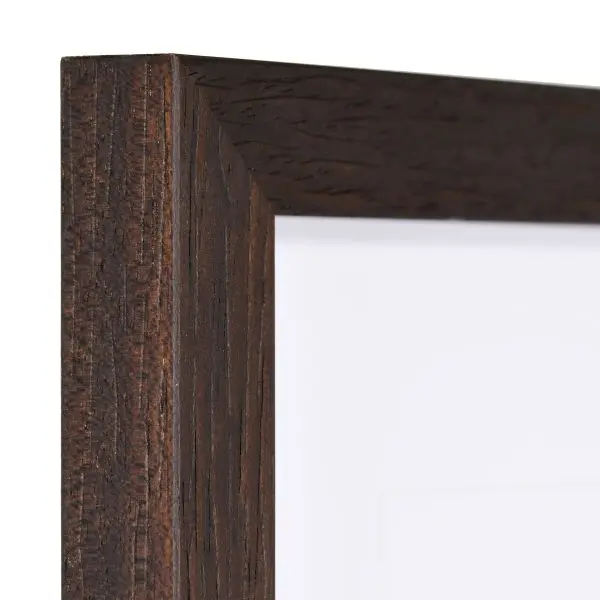 Coin de cadre photo Elva en bois, marron foncé. Tu y vois la texture bois et son relief, typiques de MonCadrePréféré.