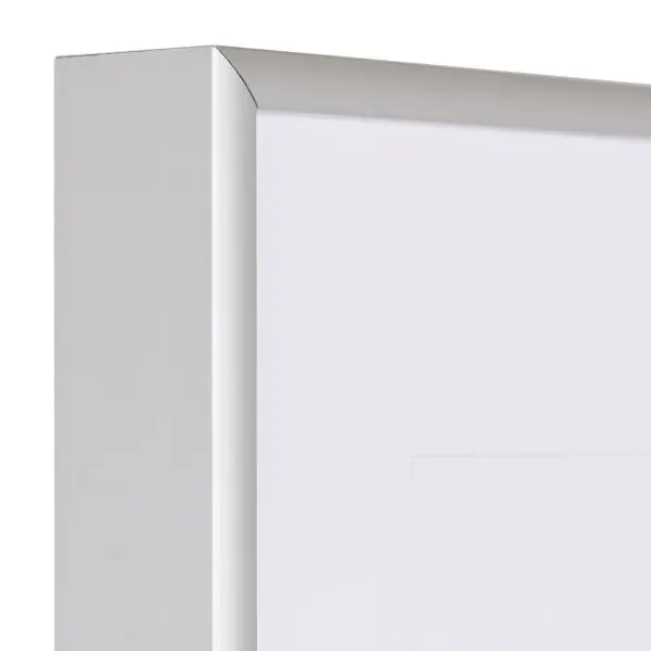 Découvre le coin de ton cadre photo aluminium Luca argenté MonCadrePréféré. Sa robustesse est assurée par un système d'angle breveté.