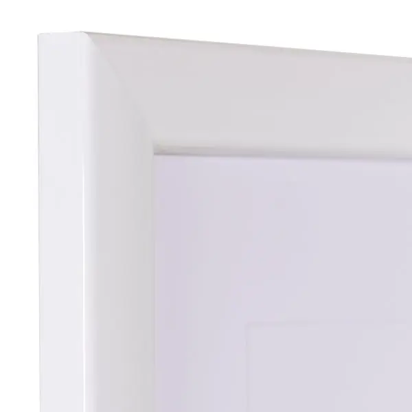 Visualise l'angle de ce cadre photo Greta en bois blanc brillant de MonCadrePréféré, avec des bords légèrement arrondis.