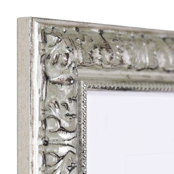 MonCadrePréféré te présente l'angle d'un cadre en bois argenté, élégant, baroque avec bordure perlée.