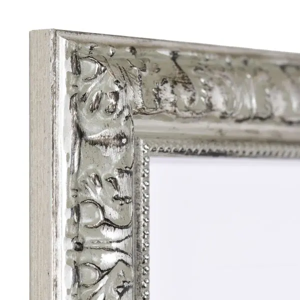 MonCadrePréféré te présente l'angle d'un cadre en bois argenté, élégant, baroque avec bordure perlée.