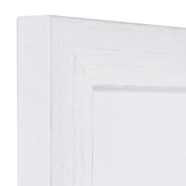 L'angle de ce solide cadre photo en bois blanc, un design stable. Chez MonCadrePréféré, trouve la qualité pour sublimer tes images.