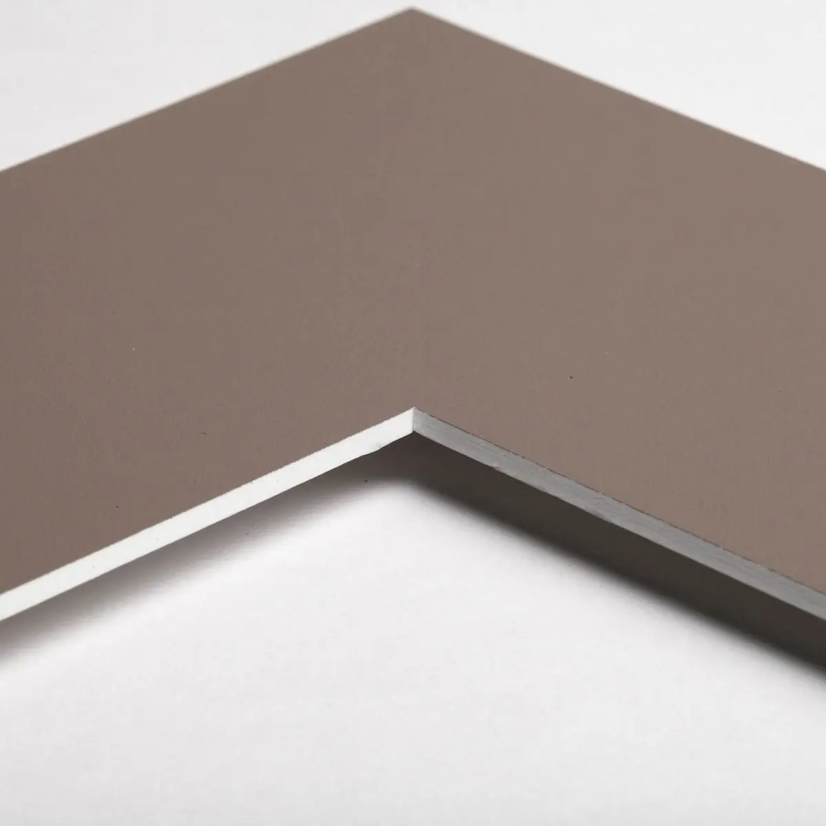 Observe de près la texture et la couleur de cette élégante découpe de passe-partout brun café, parfaite pour sublimer ton cadre photo MonCadrePréféré.