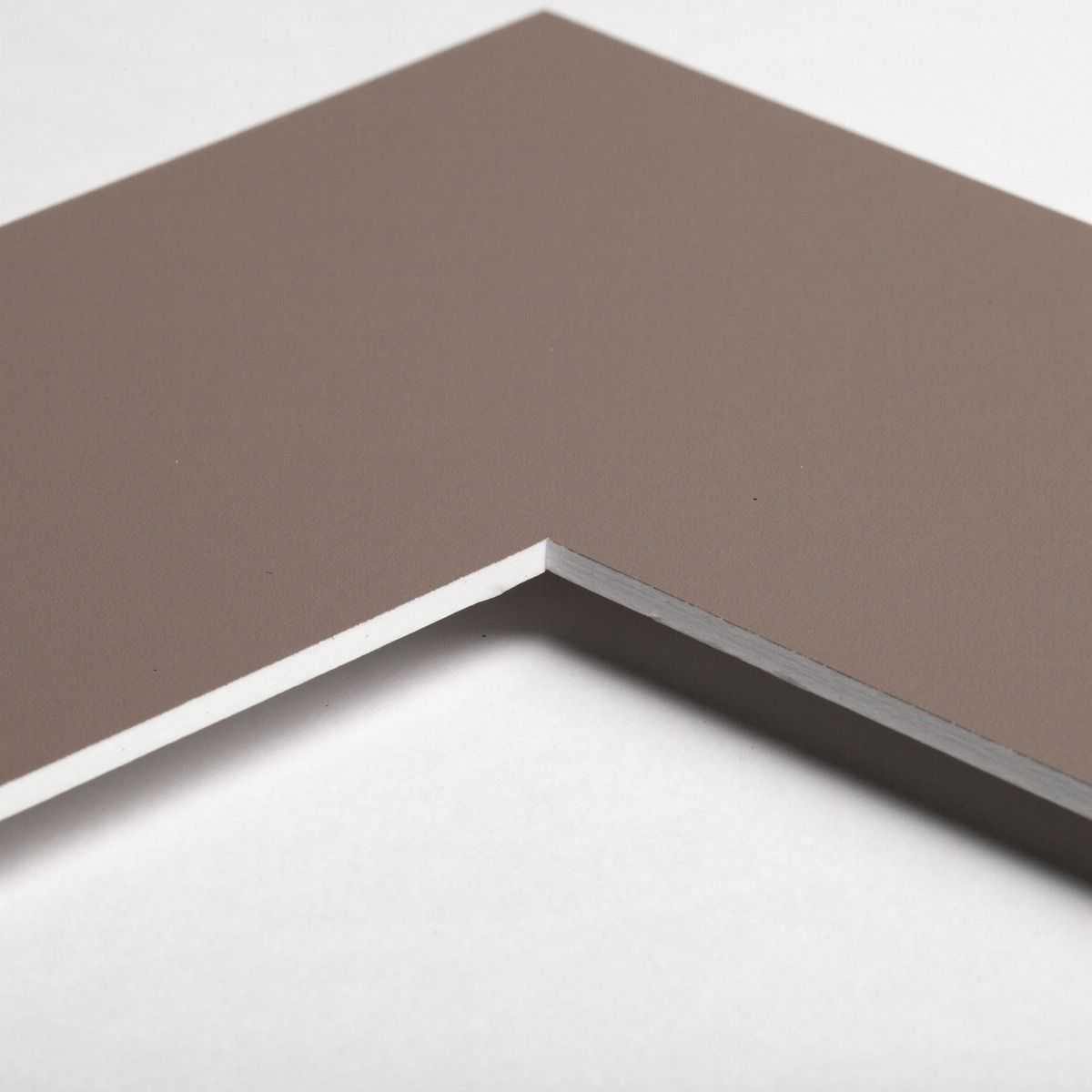 Observe de près la texture et la couleur de cette élégante découpe de passe-partout brun café, parfaite pour sublimer ton cadre photo MonCadrePréféré.