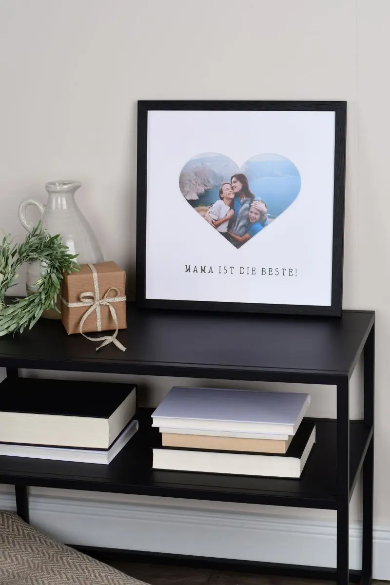 Découvre ce cadre photo 30x30 noir avec passe-partout cœur, idéal pour Maman, créant une ambiance déco unique avec MonCadrePréféré.