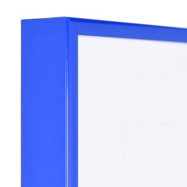 Découvre l'angle de ton cadre photo aluminium Luca bleu MonCadrePréféré, très stable grâce à son système breveté.