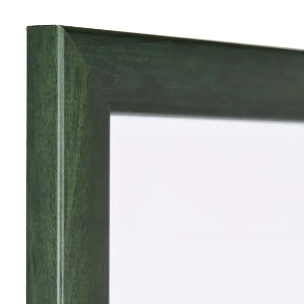 Découvre l'angle d'un cadre photo MonCadrePréféré en bois vert sapin, avec ses bords légèrement arrondis.