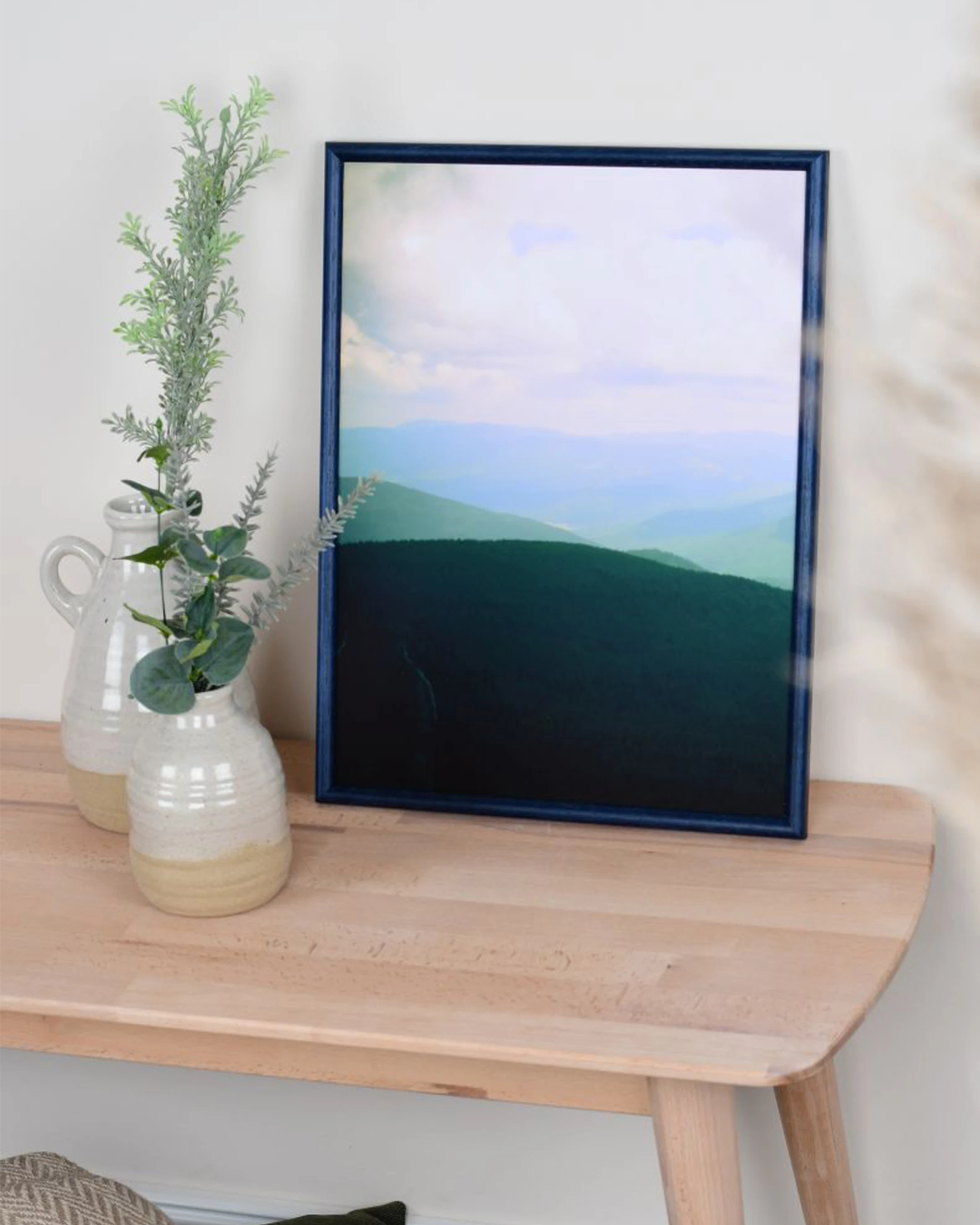 Cadre en bois Ava bleu dans un intérieur