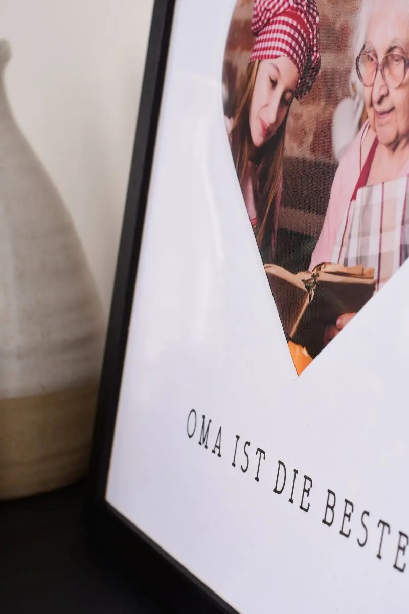 Découvre ce gros plan de notre cadre photo noir 30x30 MonCadrePréféré avec un passe-partout cœur, parfait pour Mamie !