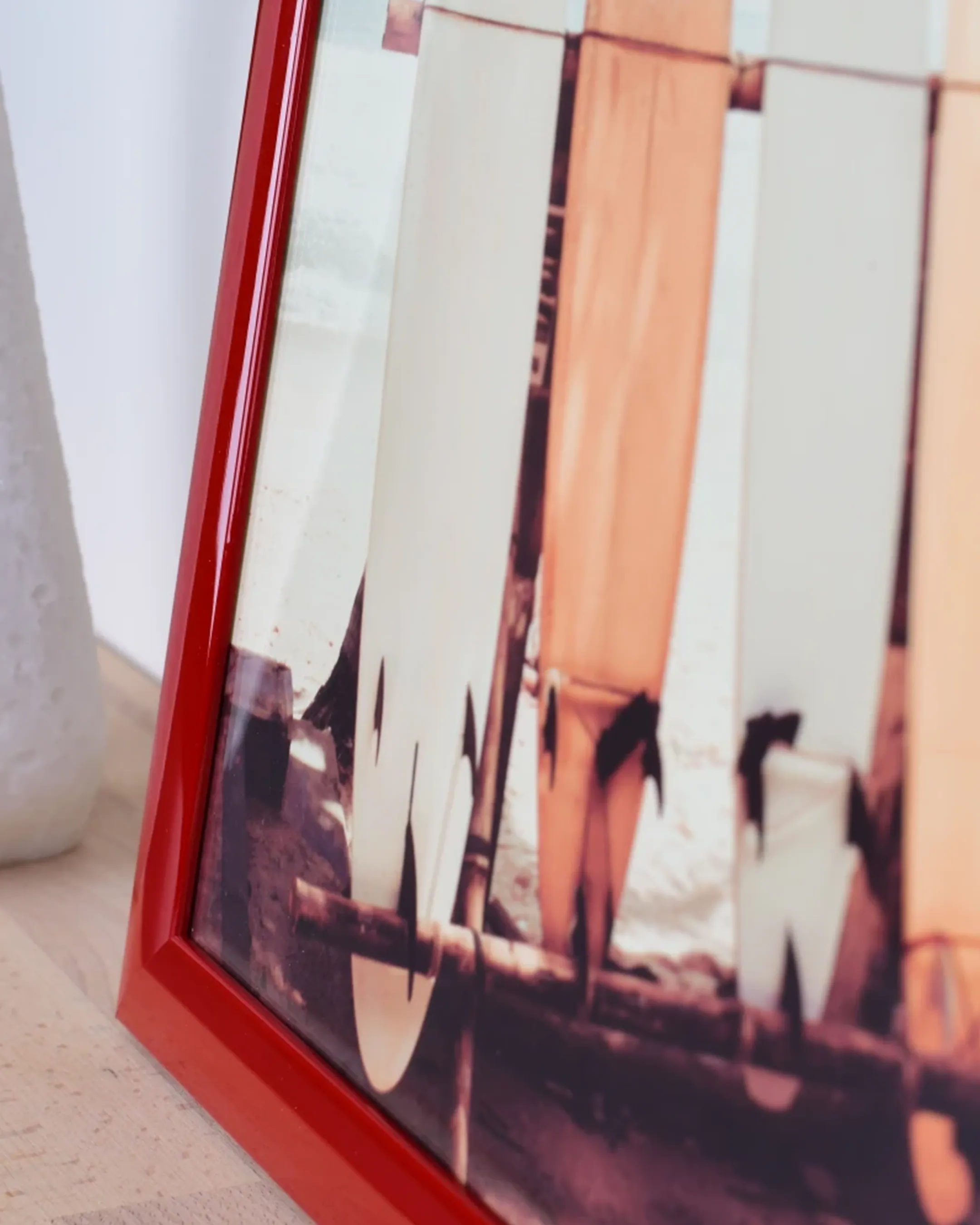 Cadre en bois Greta rouge brillant dans un intérieur