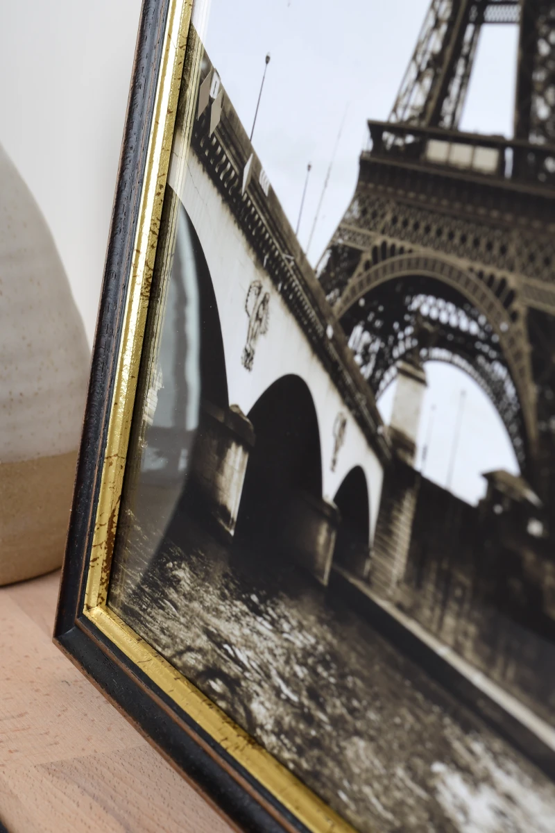 Découvre ce cadre photo Annelie en bois marron de MonCadrePréféré, visible en gros plan dans un intérieur chaleureux. Il sublimera tes photos.